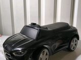 une petite voiture noire posée sur une table