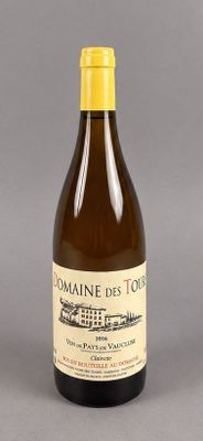 une bouteille de vin posée sur une table