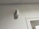 une image représentant une poignée de porte fixée au mur