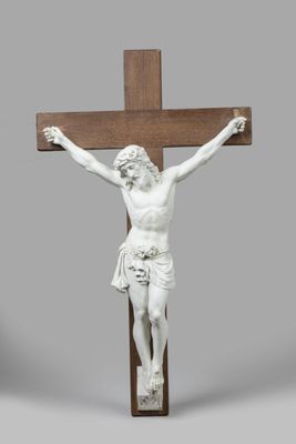 statue de Jésus sur la croix sur fond gris