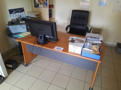 un bureau équipé d'un ordinateur et d'un moniteur
