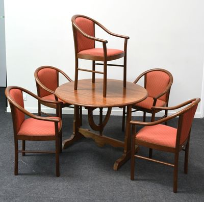 une table avec quatre chaises et une table ronde entourée de quatre chaises