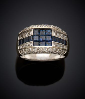 une bague en saphir bleu et diamant