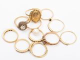 une pile de bagues en or et une bague en perle