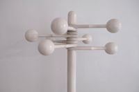 Porte-manteaux moderniste en bois laqué blanc, à huit patère… (photo 2)