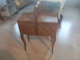 une table en bois avec deux tiroirs dans un salon