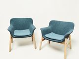 deux chaises bleues aux pieds en bois sur fond blanc