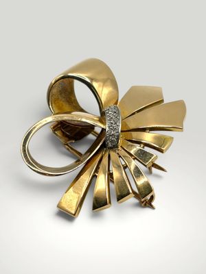 un gros plan d'une bague en or ornée d'un nœud
