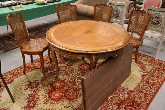 Table ronde de style Louis XV moderne, plateau garni de cuir et 4...