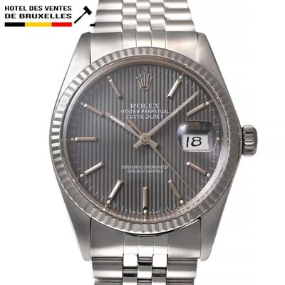 une photo d'une montre Rolex argentée à cadran noir