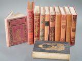 Plusieurs vieux livres sont alignés les uns à côté des autres sur une table