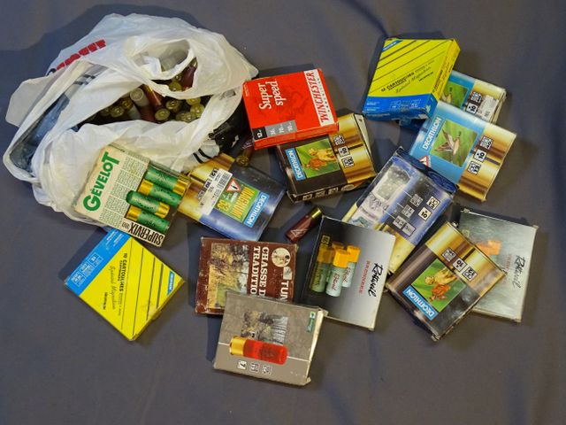 Cat C  :lot de munition calibre 12. Boite et vrac. Pas d’envoi po...