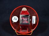 une montre rouge posée sur une assiette rouge