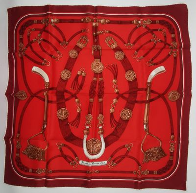 foulard en soie rouge orné d'un motif doré et rouge