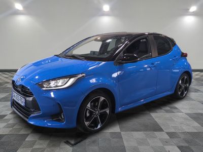 une Toyota Yaris bleue à hayon, à hayon, à hayon, à hayon, à hayon, à hayon, à hayon, à hayon, à hayon, à hayon, à hayon, à hayon, à hayon, à hayon, à hayon, à hayon