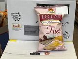 Dans un magasin, des paquets de chips sont empilés les uns sur les autres