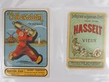deux cartes posées sur une table