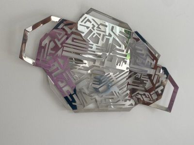 un miroir sur lequel figurent toute une série de motifs différents