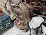 un tas de vieux objets posés par terre dans une pièce