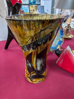 un vase posé sur une table recouverte d'une nappe rouge
