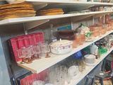 de nombreuses étagères remplies de verres et d'assiettes dans un magasin