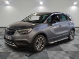 Une Opelge grise est garée sur un sol en damier