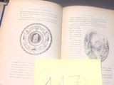 un livre ouvert sur lequel se trouve une feuille de papier