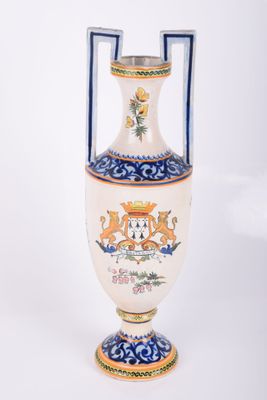 un vase blanc orné d'un motif bleu et jaune