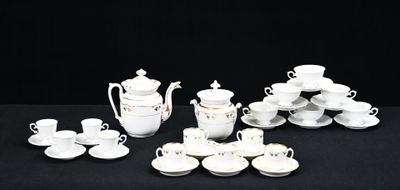 une photo d'une table couverte de vaisselle et de tasses blanches