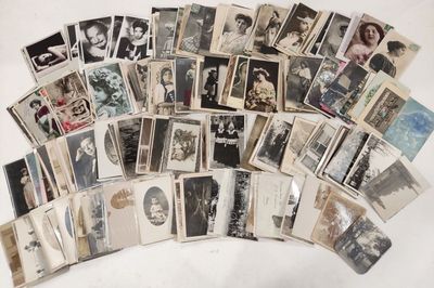 beaucoup de vieilles photos en noir et blanc sur la table