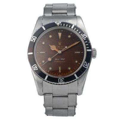 un gros plan d'une montre sur un fond blanc avec un fond blanc