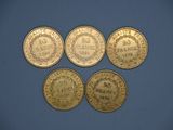 quatre pièces d'or empilées les unes sur les autres sur un fond bleu