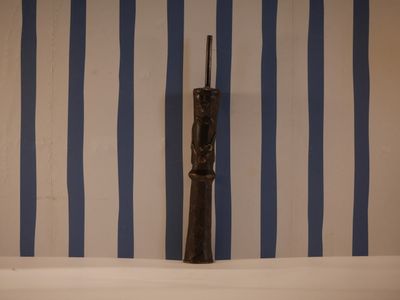 un objet en bois posé sur une étagère