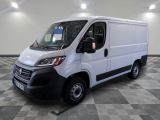la camionnette blanche est garée sur un sol carrelé en damier