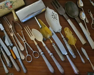 plusieurs types d'argenterie sur la table