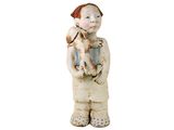 une figurine représentant un garçon tenant un chat dans ses bras