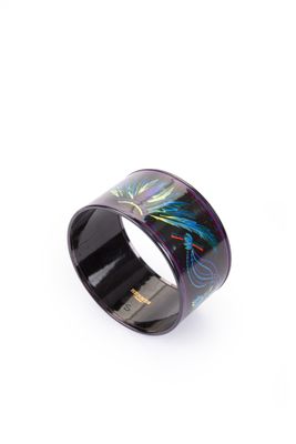 gros plan d'une bague sur fond blanc