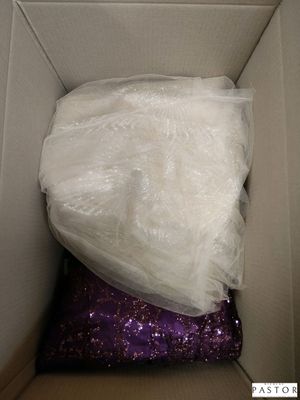 une boîte contenant un oreiller violet et un autre oreiller violet