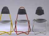 trois chaises disposées côte à côte sur une surface blanche