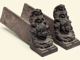 paire de serre-livres anciens en fonte, ornés de lions