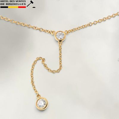 une chaîne en or surmontée d'un seul diamant