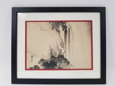 tableau représentant une cascade, dans un cadre noir, accroché au mur