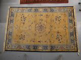 deux tapis accrochés au mur l'un à côté de l'autre