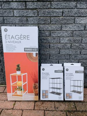deux caisses d'étagères posées contre un mur de briques