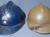 deux casques posés l'un à côté de l'autre sur une table