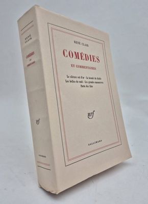 un vieux livre posé sur une table blanche à côté d'un mur blanc