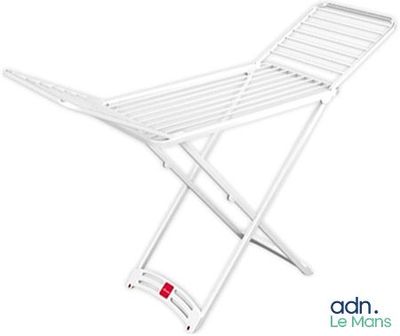 une planche à repasser blanche posée sur une table blanche
