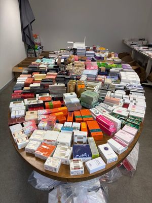 une table sur laquelle sont posés de nombreux livres