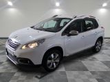 la petite voiture blanche est garée dans une grande pièce