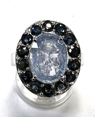 Bague en or blanc 750°/.(18K) 7g90 ornée d'un Saphir calibra…